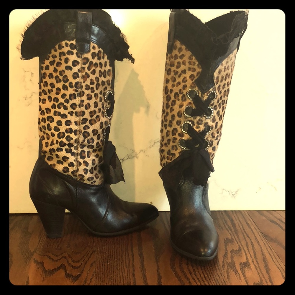 - UNIQUE CHEETAH BOOTS WITH SWARZOKI CRYSTALS